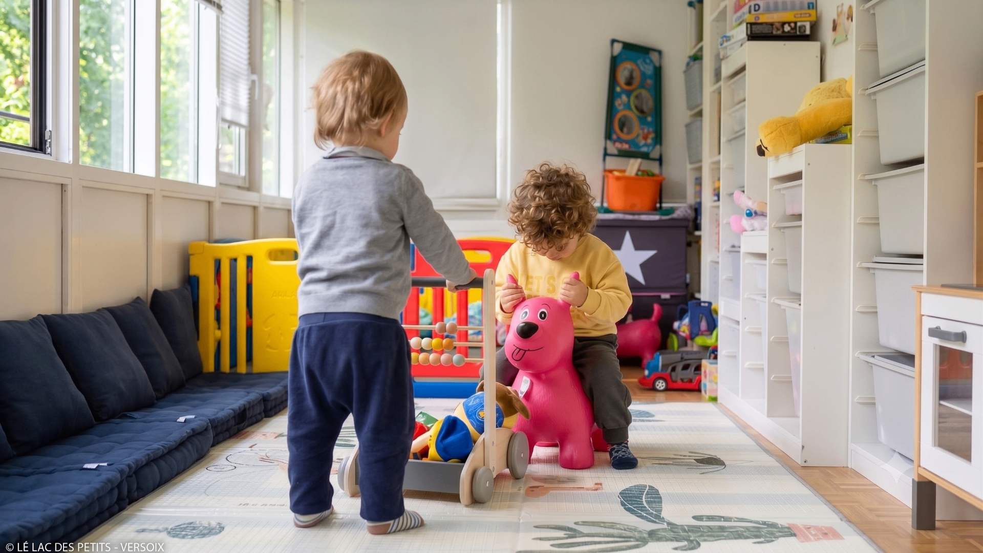 Enfants jouant ensemble dans l'espace de jeu lumineux