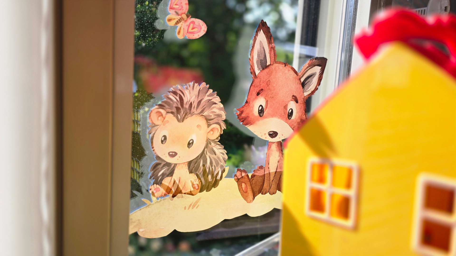 Renard et hérisson — illustrations douces aux fenêtres