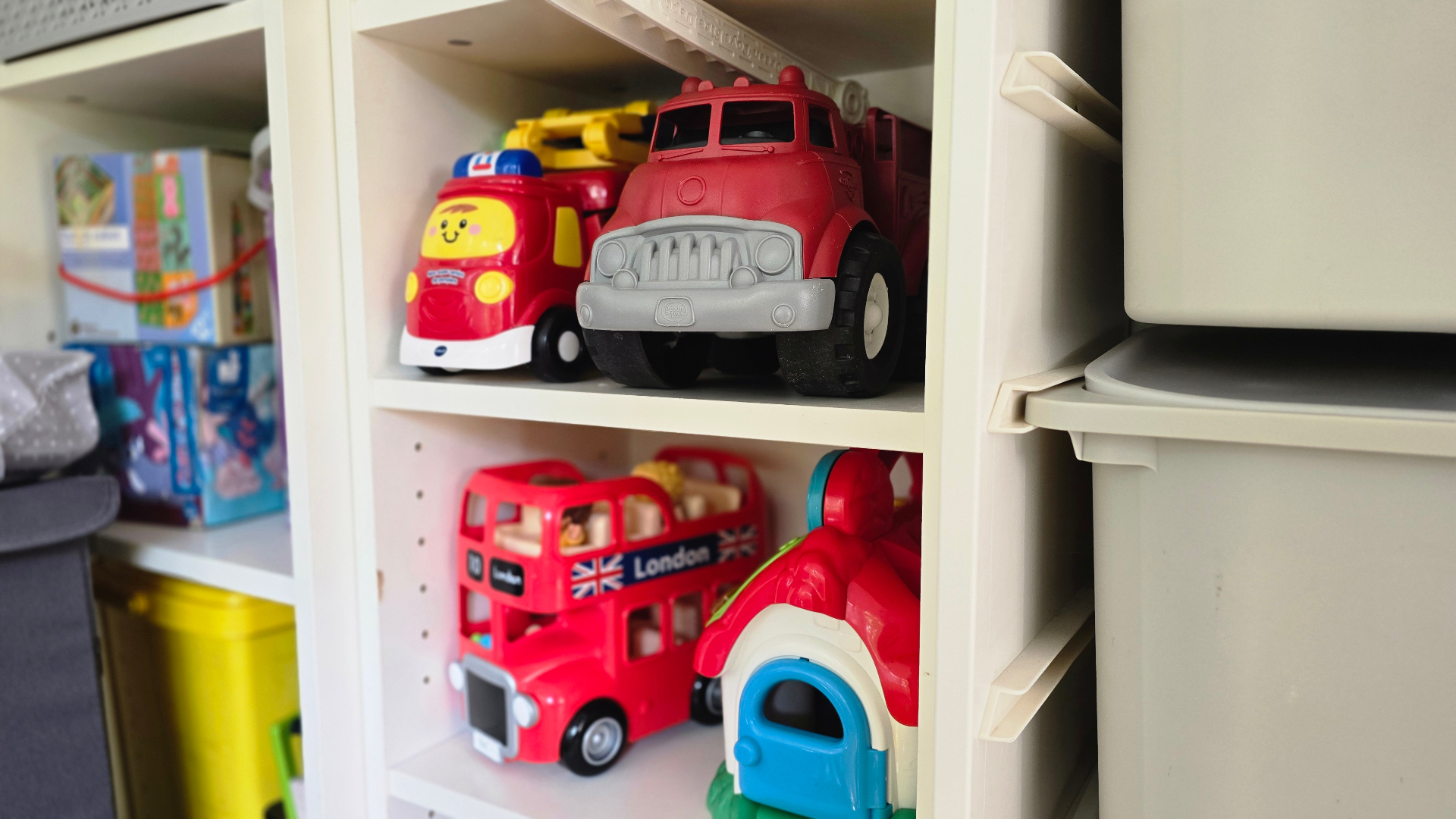 Étagère de jouets soigneusement rangés