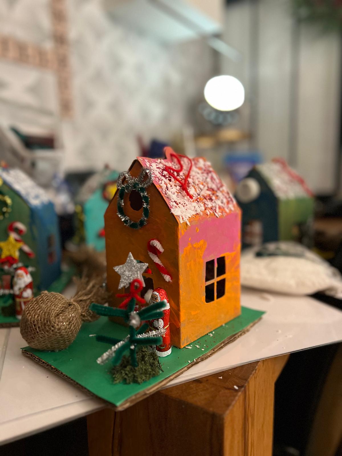 Atelier de Noël : maisonnette en carton décorée par les enfants